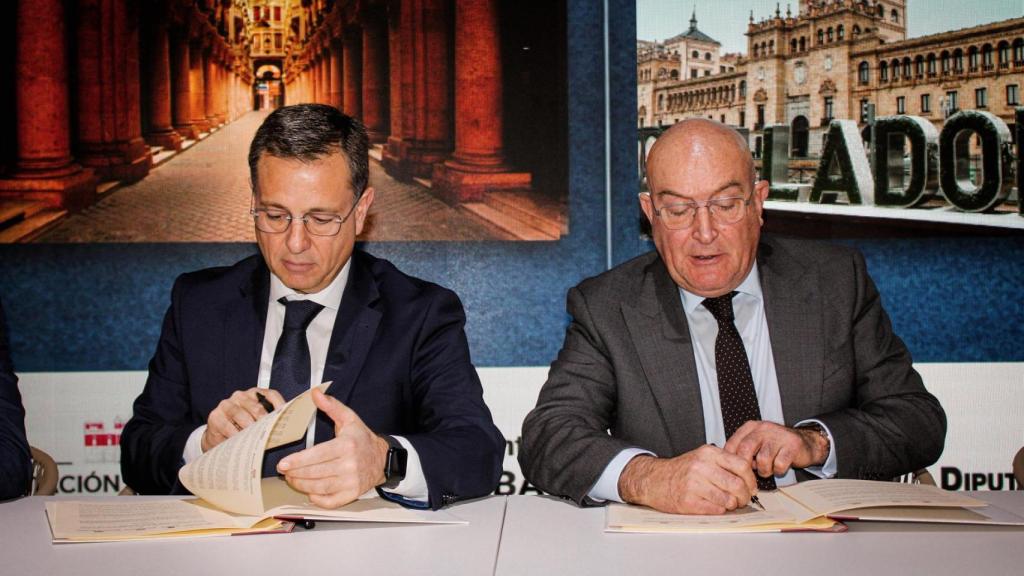 Los alcaldes de Albacete y Valladolid, Manuel Serrano y Jesús Julio Carnero, durante la firma del convenio.