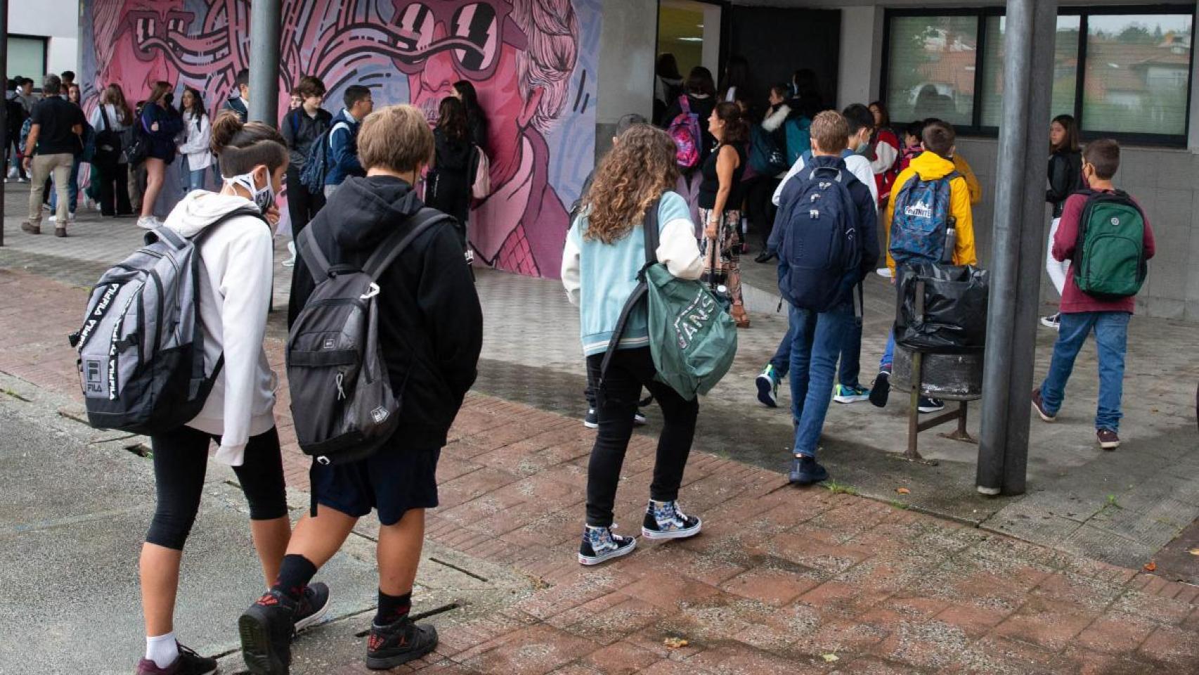 Alumnos a su llegada a un centro de Primaria en Galicia.
