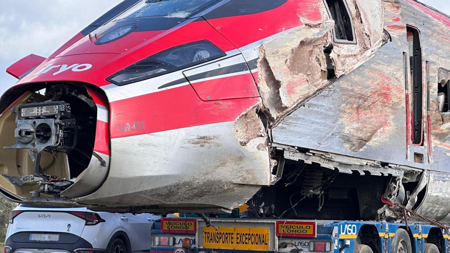 Uno de los vagones del Iryo accidentado en Adamuz es transportado por una grúa.