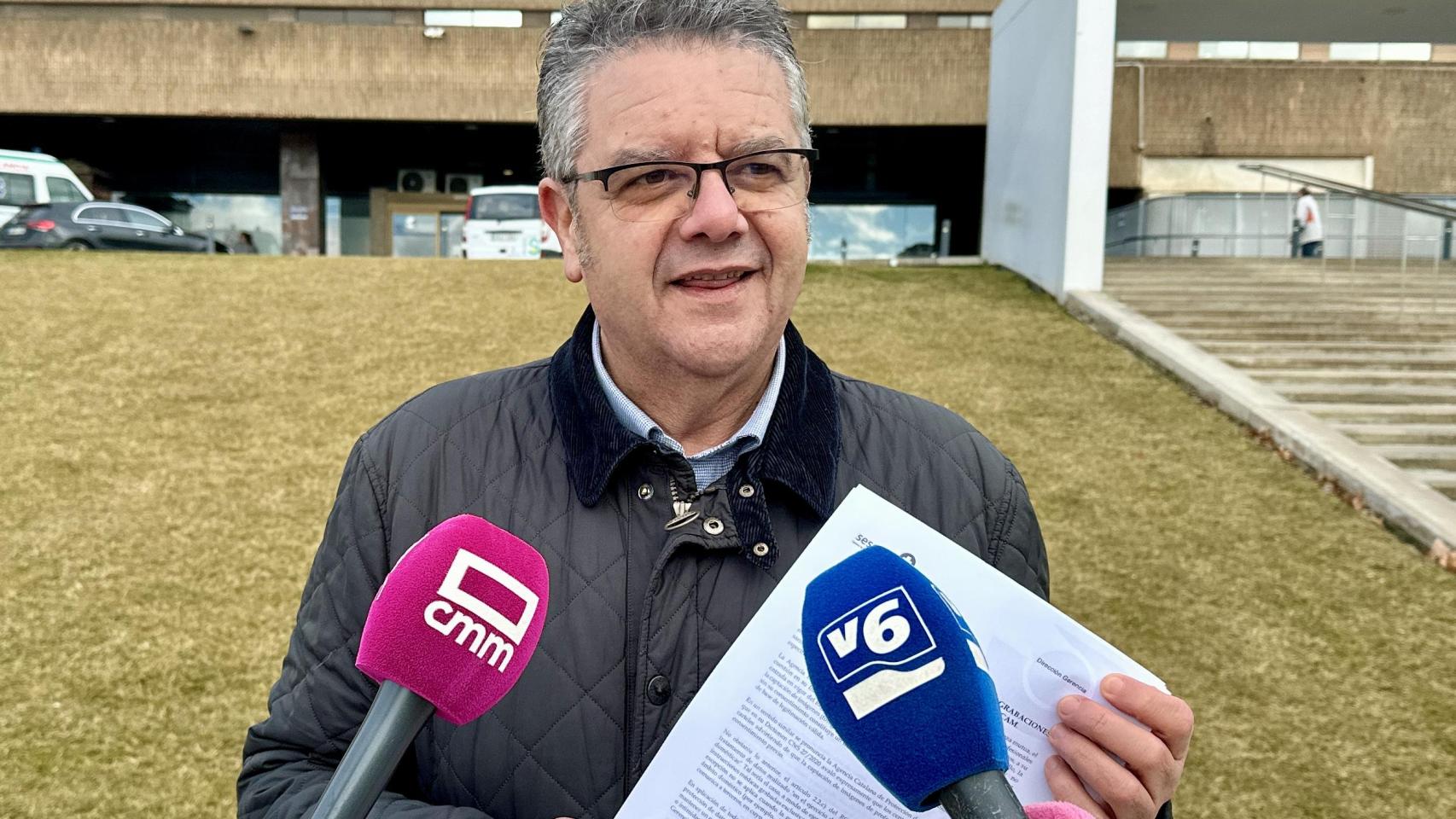 Juan Antonio Moreno Moya a las puertas del hospital de Albacete.