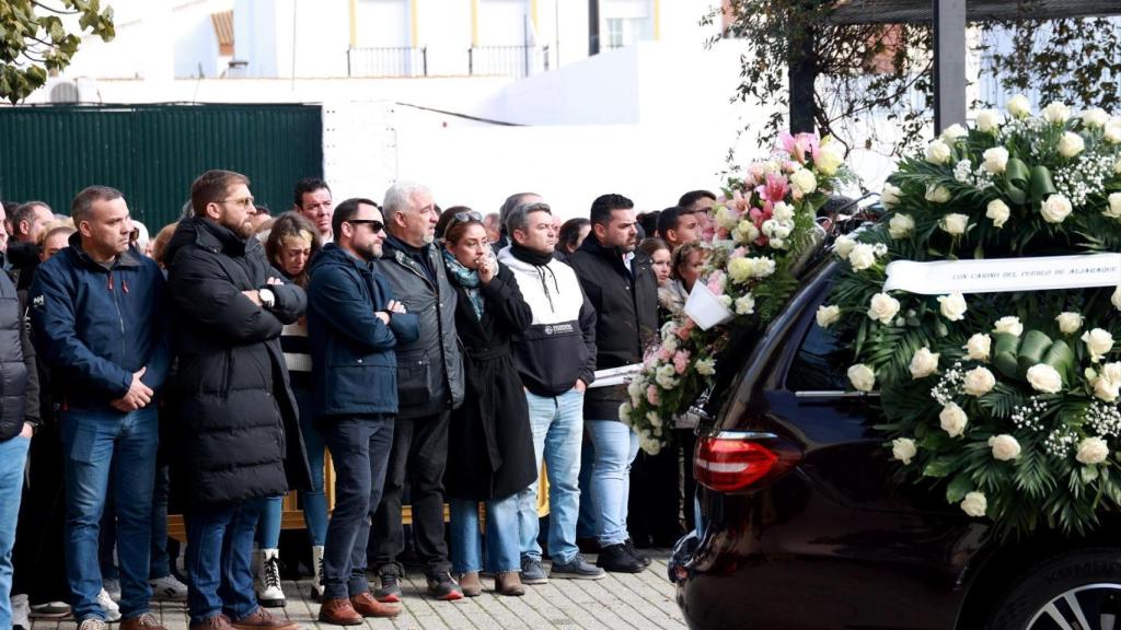 Familiares de los Zamorano Álvarez los despiden durante su funeral en Aljaraque.