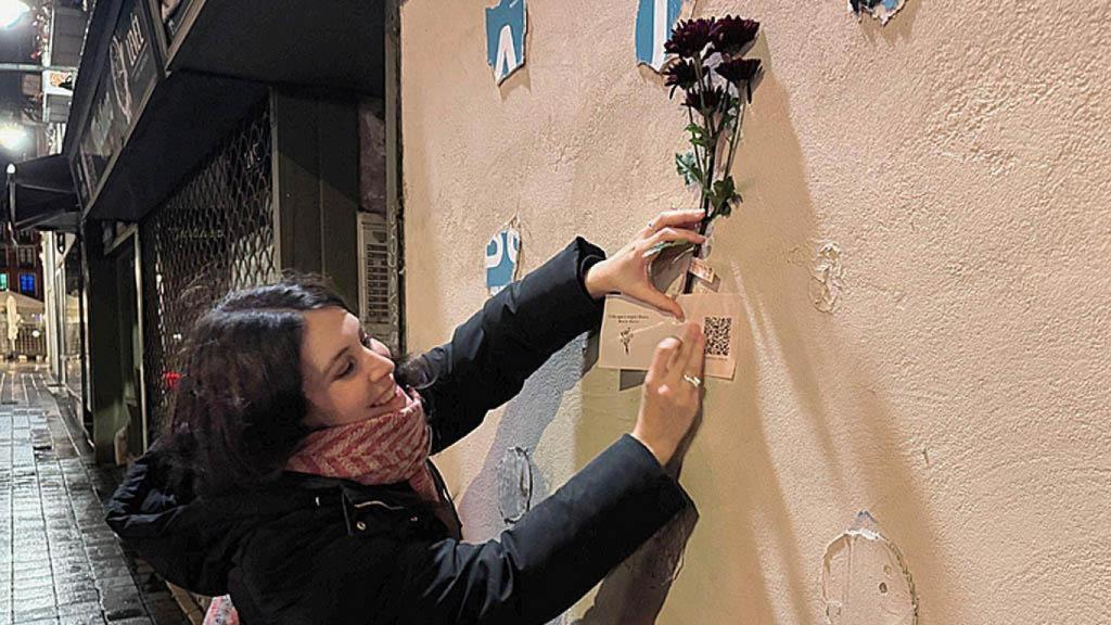 Rocío Torío colocando sus flores.