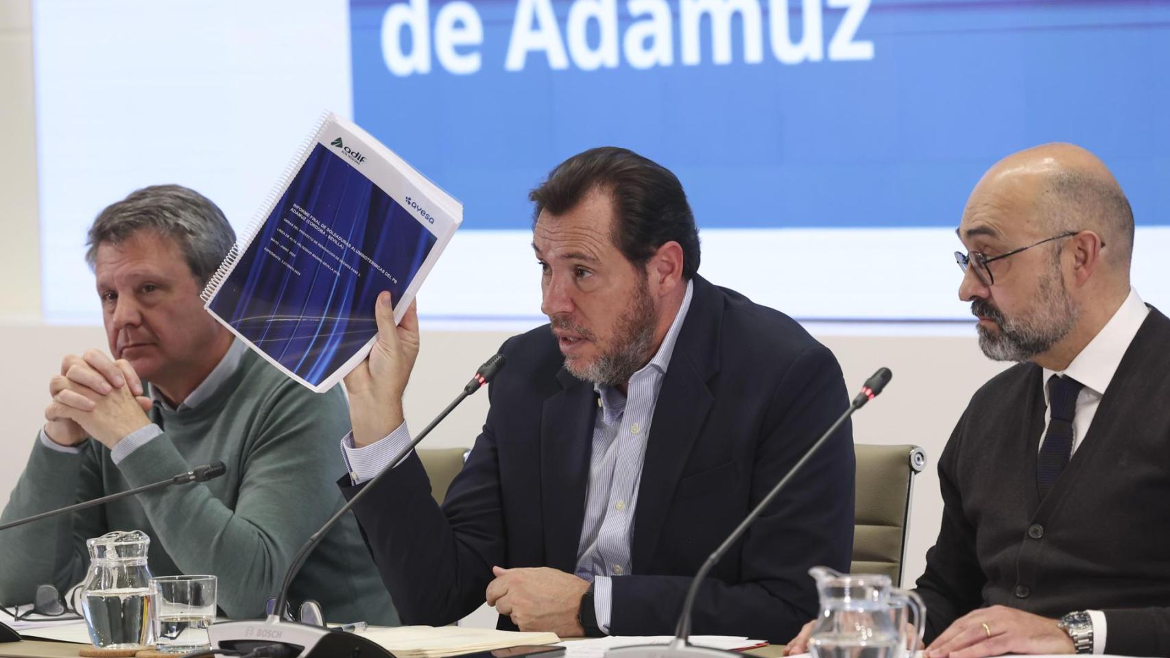 El ministro de Transportes, Óscar Puente, junto a Luis Pedro Marco de la Peña, presidente de Adif en la rueda de prensa de este viernes.