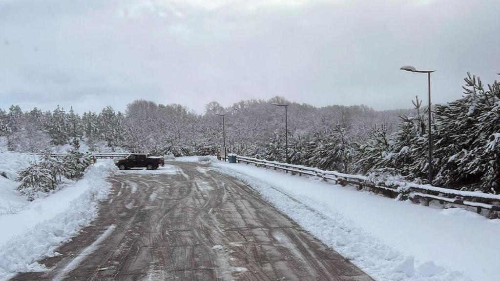 Las carreteras de acceso a Lubián y Hermisende continúan afectadas por la nieve.