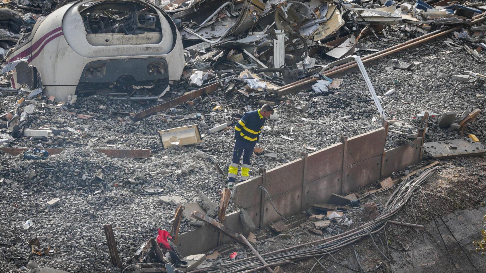 Trabajadores realizan tareas de retirada de los vagores en el punto de las vías donde tuvo lugar el accidente de trenes de Adamuz