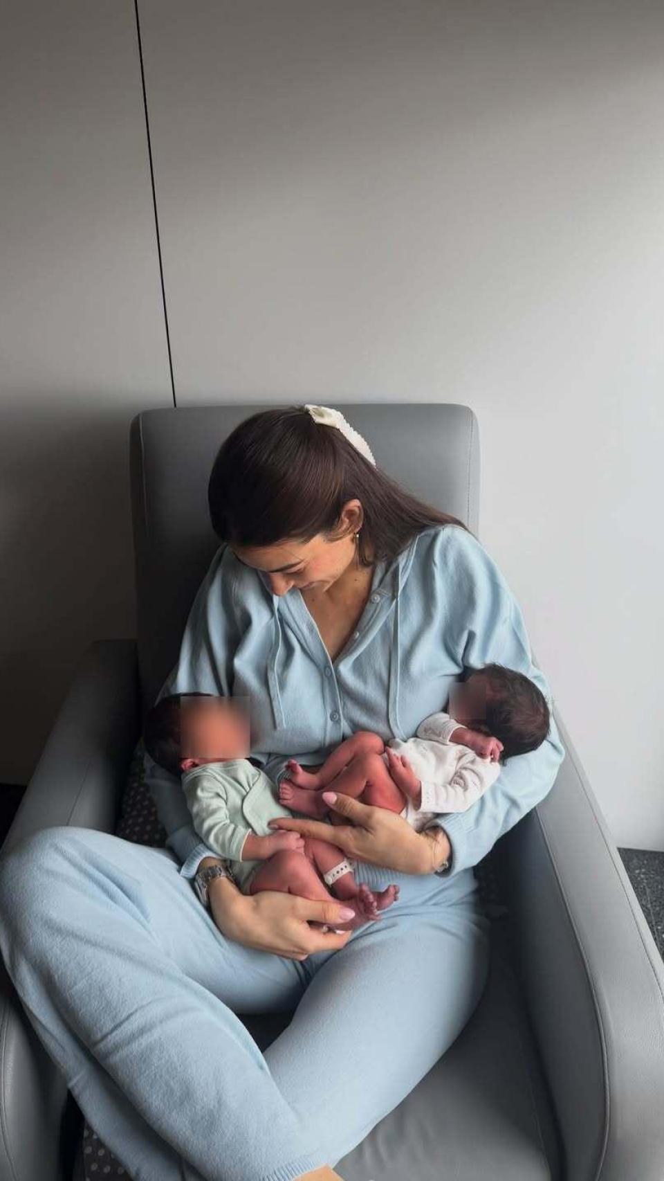 Estela Grande, con sus mellizos Luca y Liah, en una imagen de sus redes sociales.