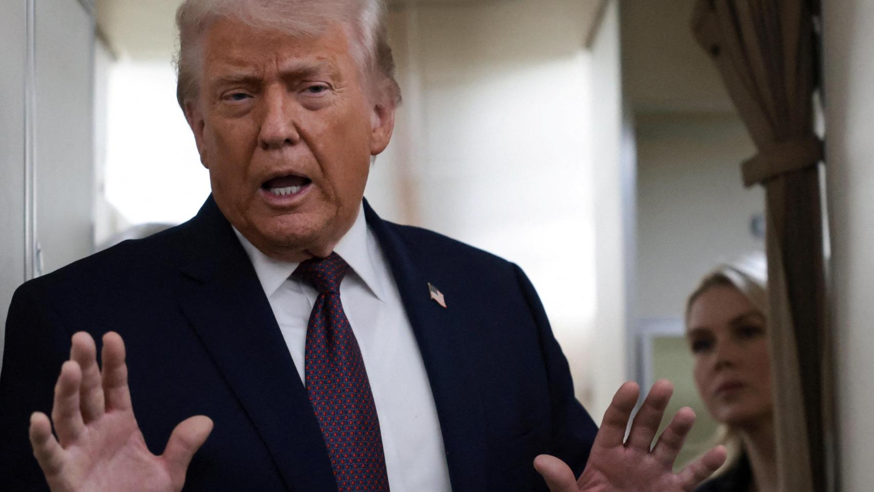 El presidente de EEUU, Donald Trump, a bordo del Air Force One, atendiendo a la prensa.