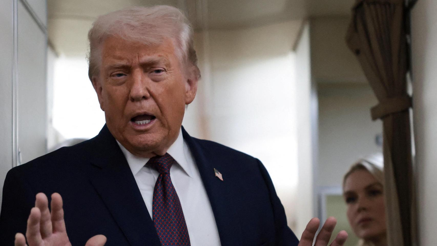 El presidente de EEUU, Donald Trump, a bordo del Air Force One, atendiendo a la prensa.