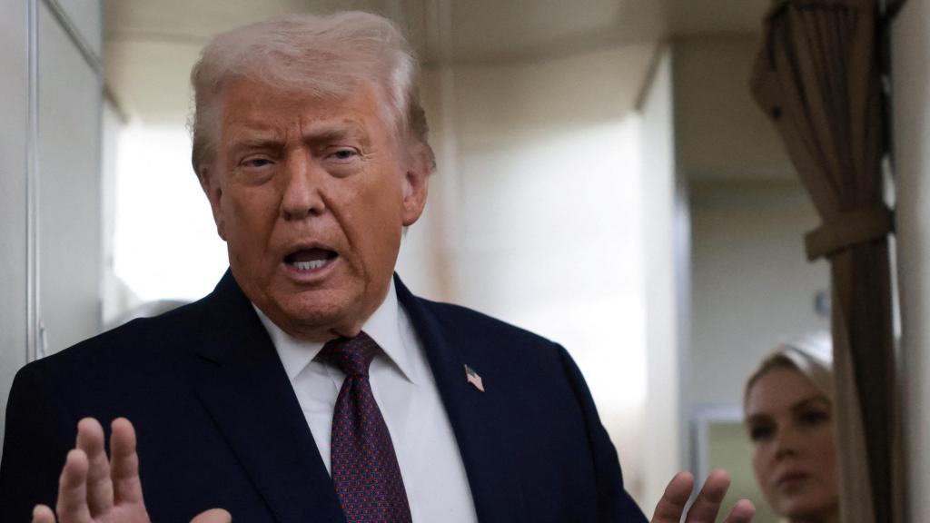 El presidente de EEUU, Donald Trump, a bordo del Air Force One, atendiendo a la prensa.