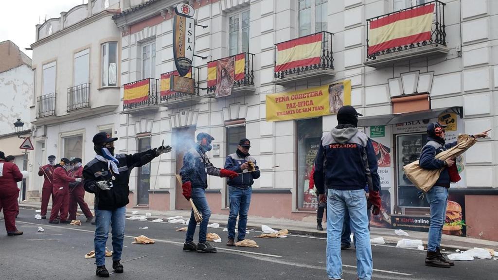 Otra de las peñas coheteras en acción durante la procesión.