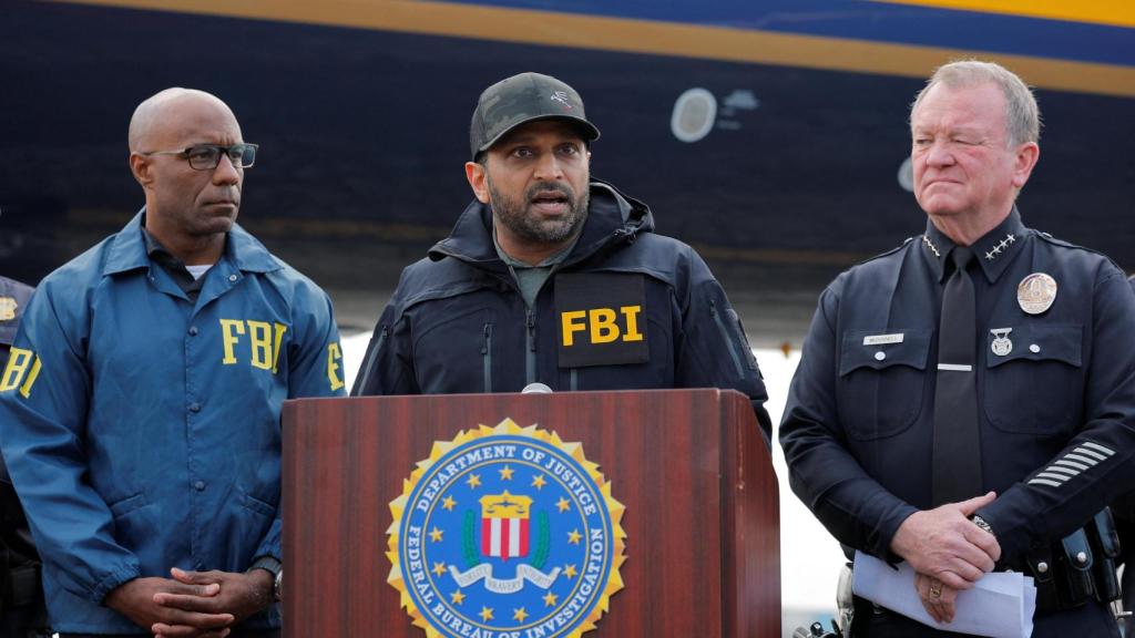 En el centro de la imagen, el director del FBI, Kash Patel, anuncia la detención de Wedding durante una conferencia de prensa en Ontario, California.