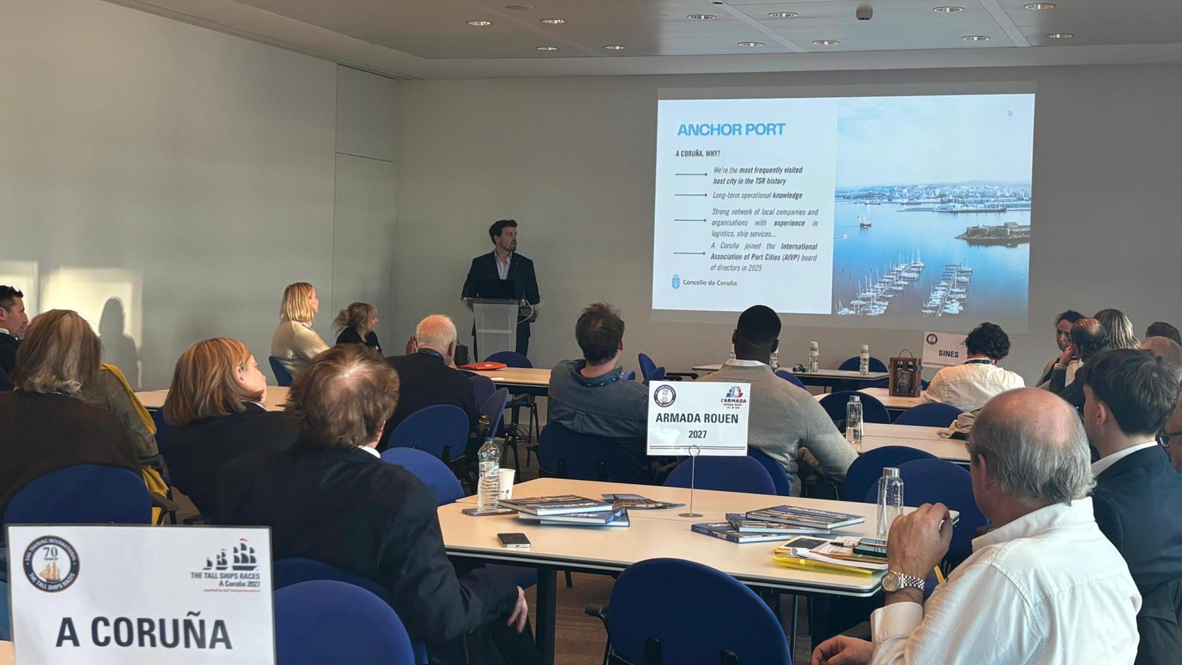 Antón Álvarez en la conferencia.