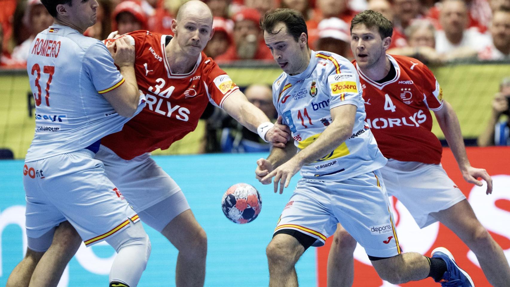 Víctor Romero, presionado por Simon Hald y Magnus Landin.