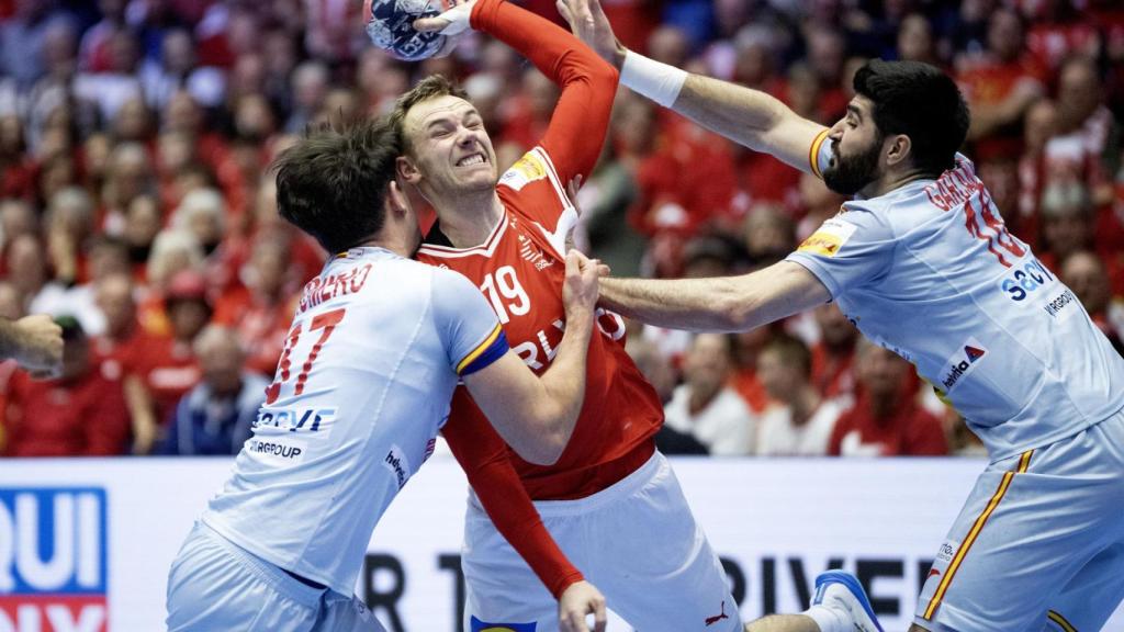 Víctor Romero e Imanol Garciandia intentan evitar el lanzamiento de Mathias Gidsel.