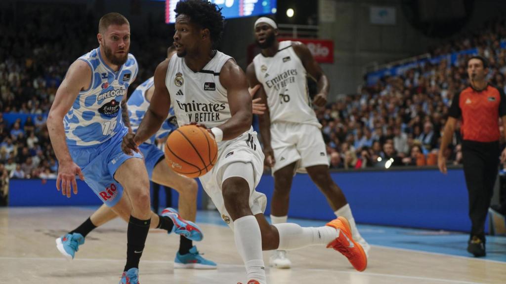 Andrés Feliz conduce el balón durante el partido ante Río Breogán.