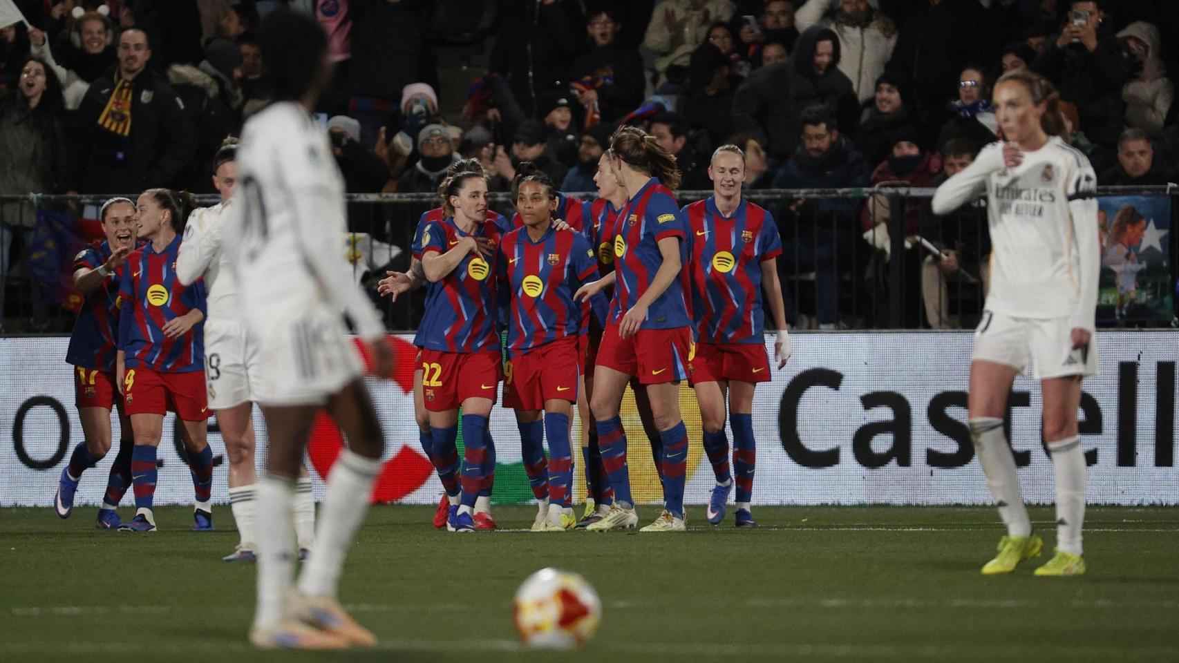 Las jugadoras del Barça celebran el gol de Esmee Brugts contra el Real Madrid.