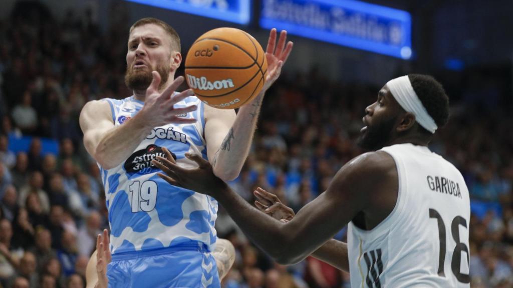 Garuba le disputa un balón a Dominik Mavra.