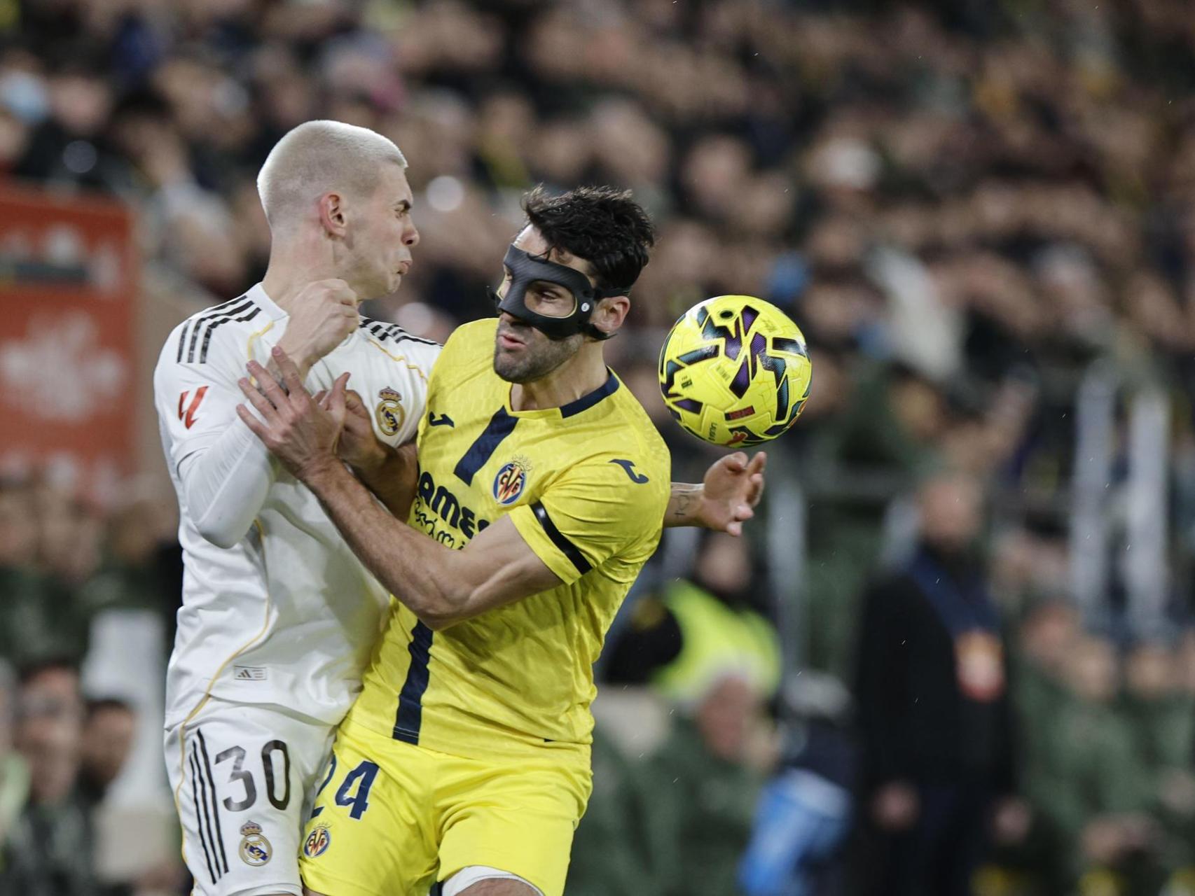 Mastantuono lucha por llevarse el balón con Pedraza.