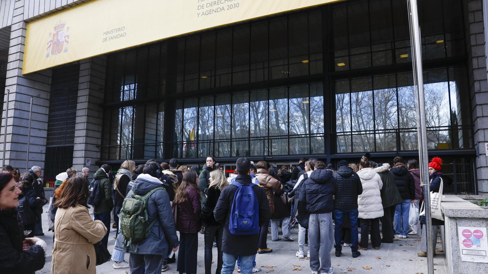 Los estudiantes acceden al Ministerio de Sanidad en Madrid
