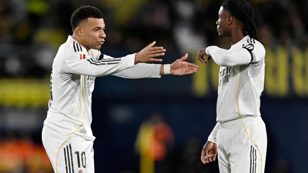 Mbappé y Camavinga hablan durante el partido ante el Villarreal.