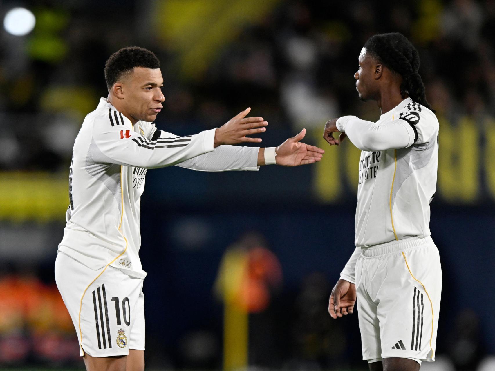 Mbappé y Camavinga hablan durante el partido ante el Villarreal.