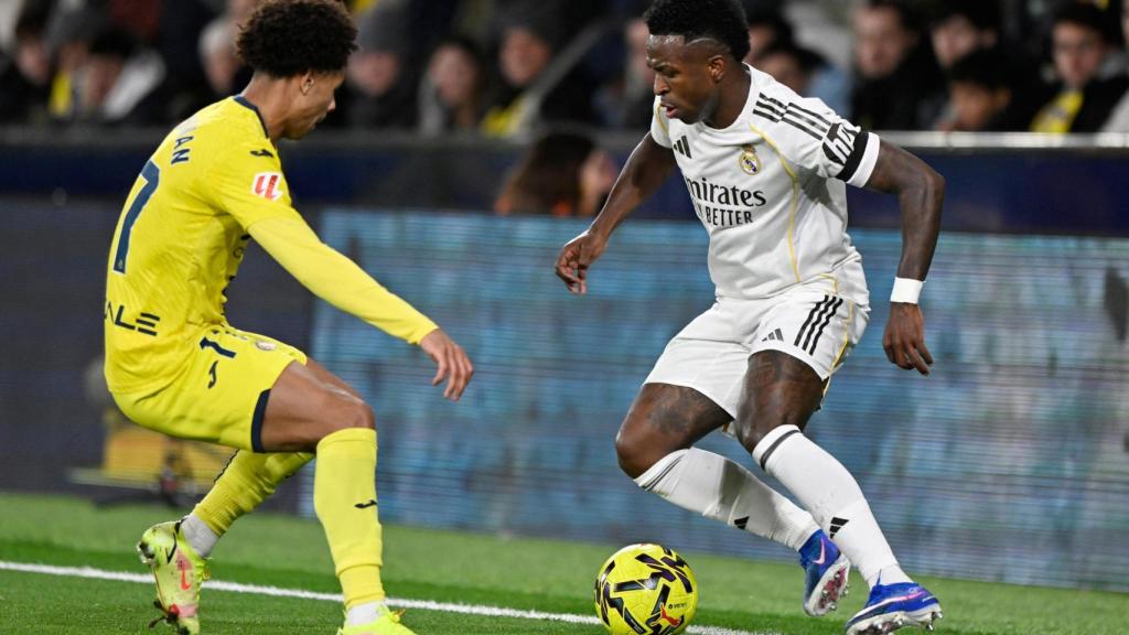 Vinicius se enfrenta a Buchanan durante el partido.