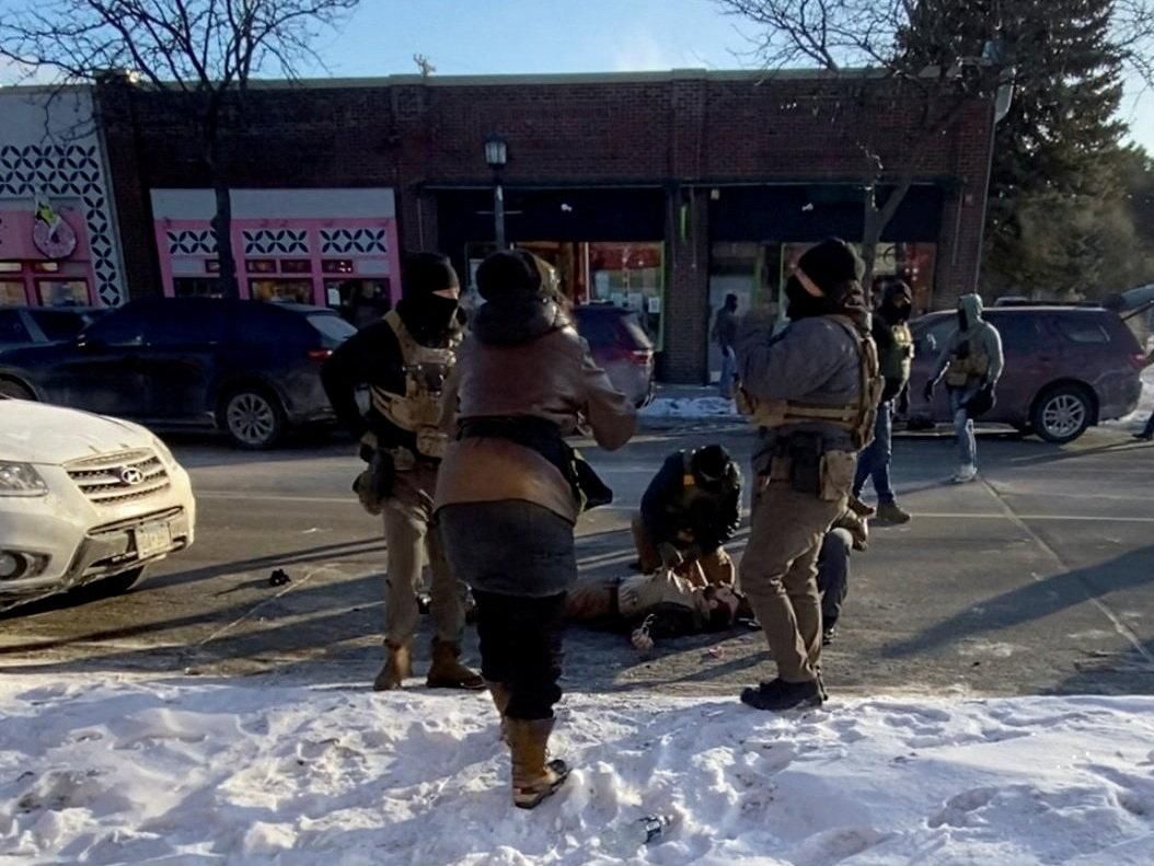 La policía migratoria de Trump mata a tiros a un hombre en Minneápolis, en imágenes