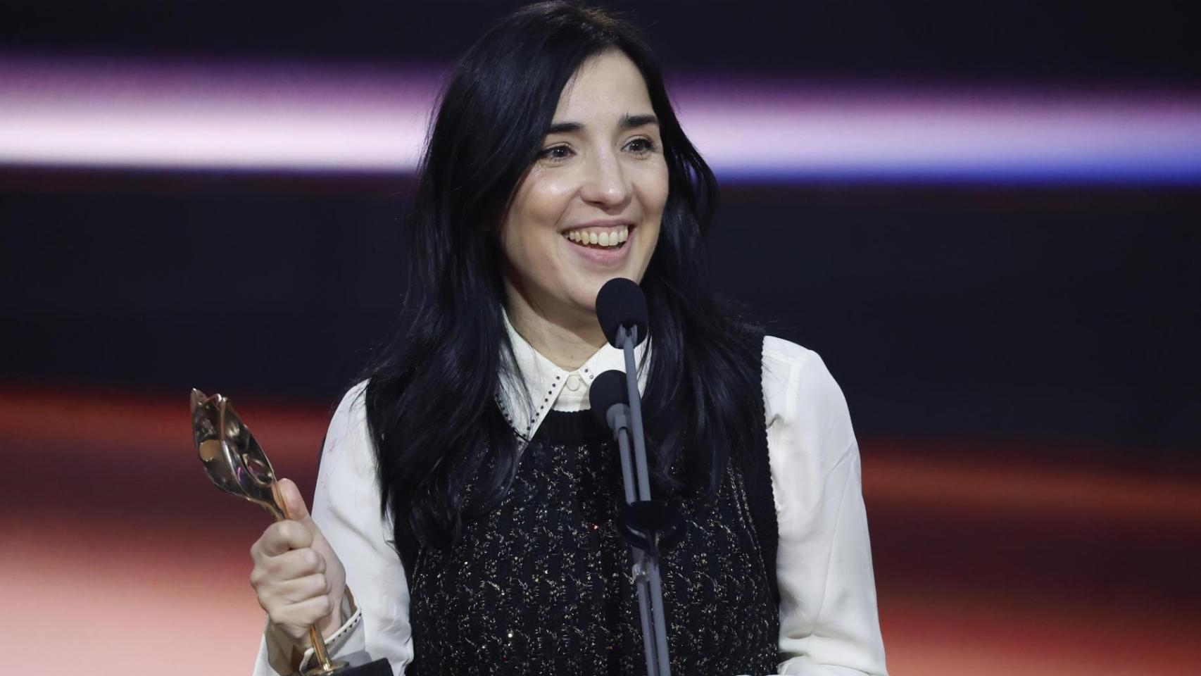 La realizadora Alauda Ruiz de Azua tras recibir el premio a ´Mejor dirección´ por su película ´Los domingos´, durante la gala de entrega de los Premios Feroz 2026, organizada por la Asociación de Informadores Cinematográficos de España (AICE), que se celebra hoy sábado en el Pazo da Cultura de Pontevedra. EFE/Lavandeira Jr.
