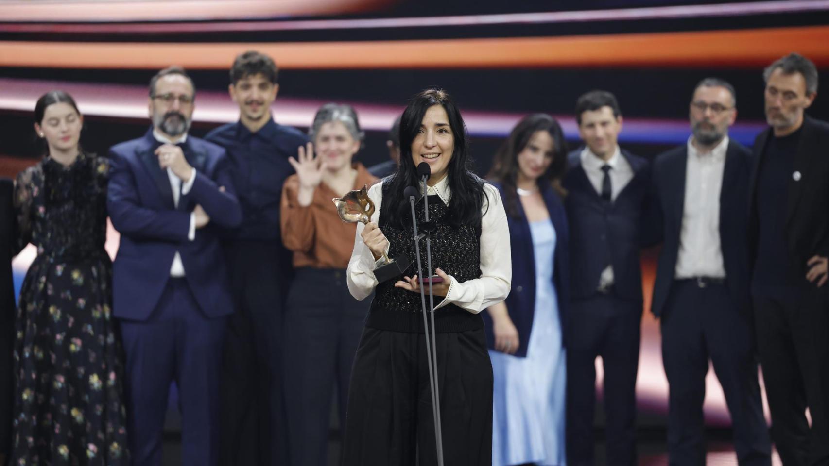 La realizadora Alauda Ruiz de Azua acompañada por el equipo de la película 'Los Domingos' tras recibir el premio a mejor película dramática. Foto: EFE/Lavandeira Jr.