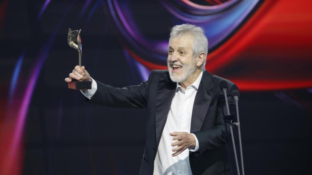 El actor José Ramón Soroiz tras recibir el premio a mejor actor protagonista de una película por su trabajo en 'Maspalomas'.  Foto: EFE/Lavandeira Jr.
