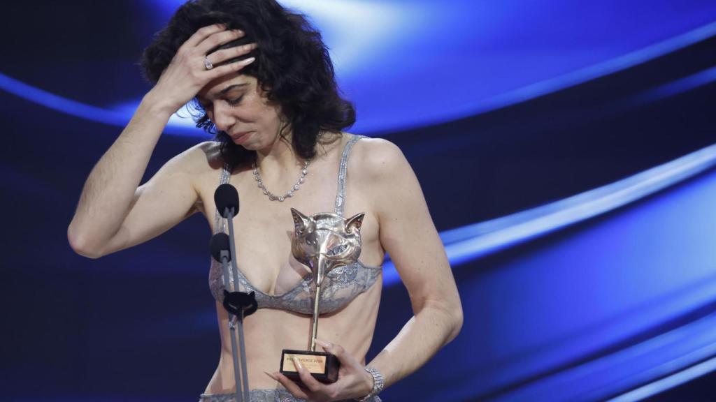 La actriz Julia de Castro recibe el premio a mejor actriz de reparto en serie por su trabajo en 'Poquita Fe'. Foto: EFE/Lavandeira Jr.