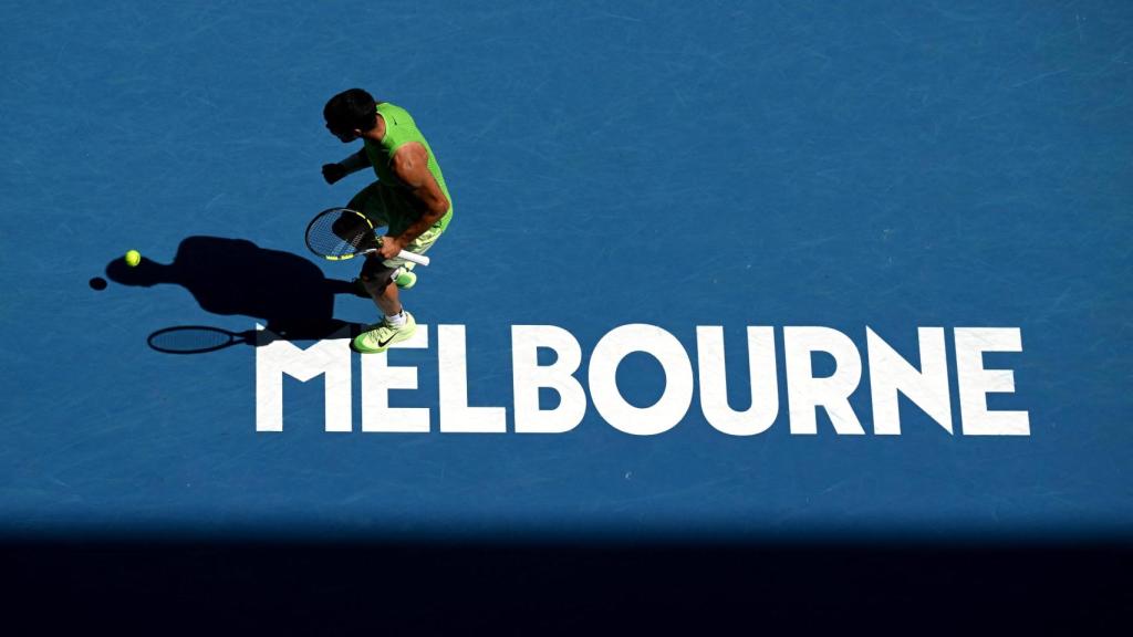 Carlos Alcaraz celebra su victoria en los octavos de final del Open de Australia.