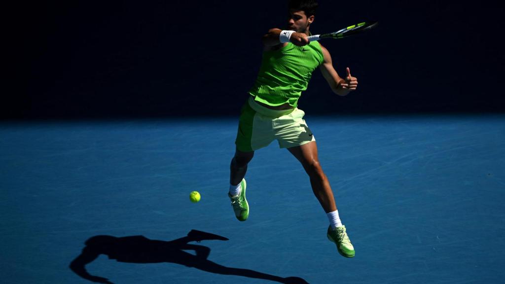 Alcaraz ejecuta una derecha en el partido ante Paul.