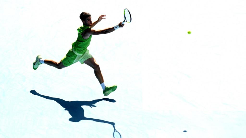 Alcaraz ejecuta su derecha en el partido ante Paul.