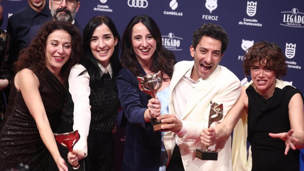 El equipo de 'Los domingos' posa con los premios que ha conseguido en la alfombra roja de los premiados en los Premios Feroz 2026.