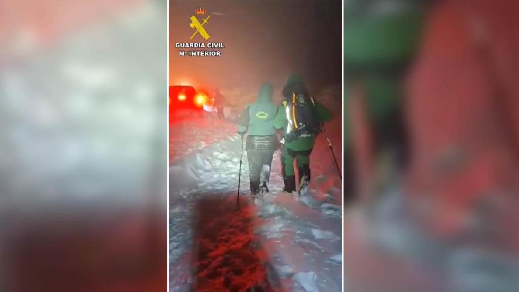 Rescate de una familia en Las Navas del Marqués.