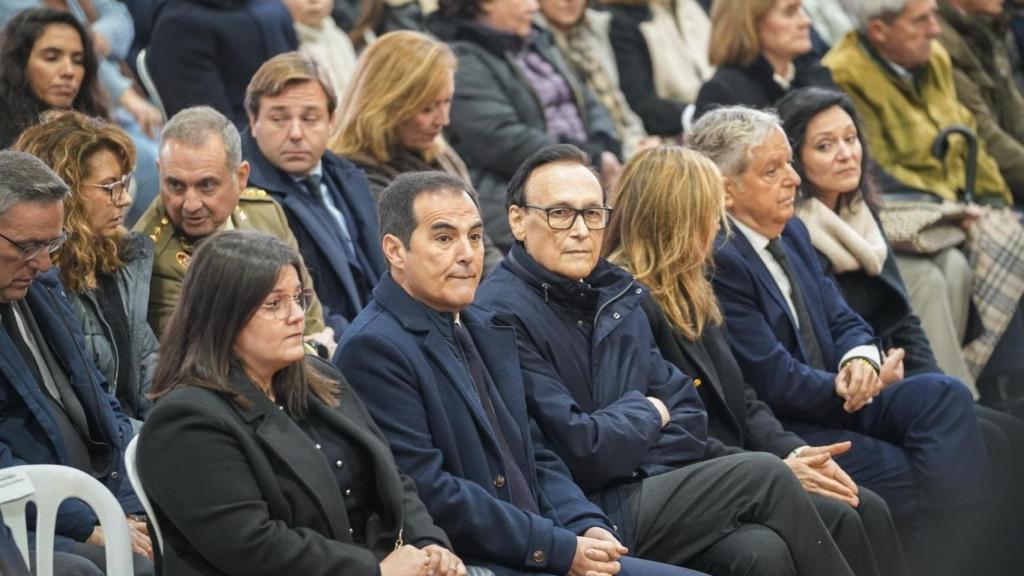 Los consejeros de Justicia, Administración Local y Función Pública, José Antonio Nieto, y de Universidad, Investigación e Innovación, José Carlos Gómez Villamandos, en la misa funeral.