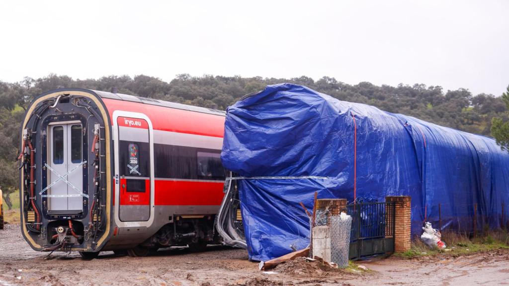 Vista de unos vagones precintados del Iryo a la espera de ser retirado en la zona del accidente de Adamuz.
