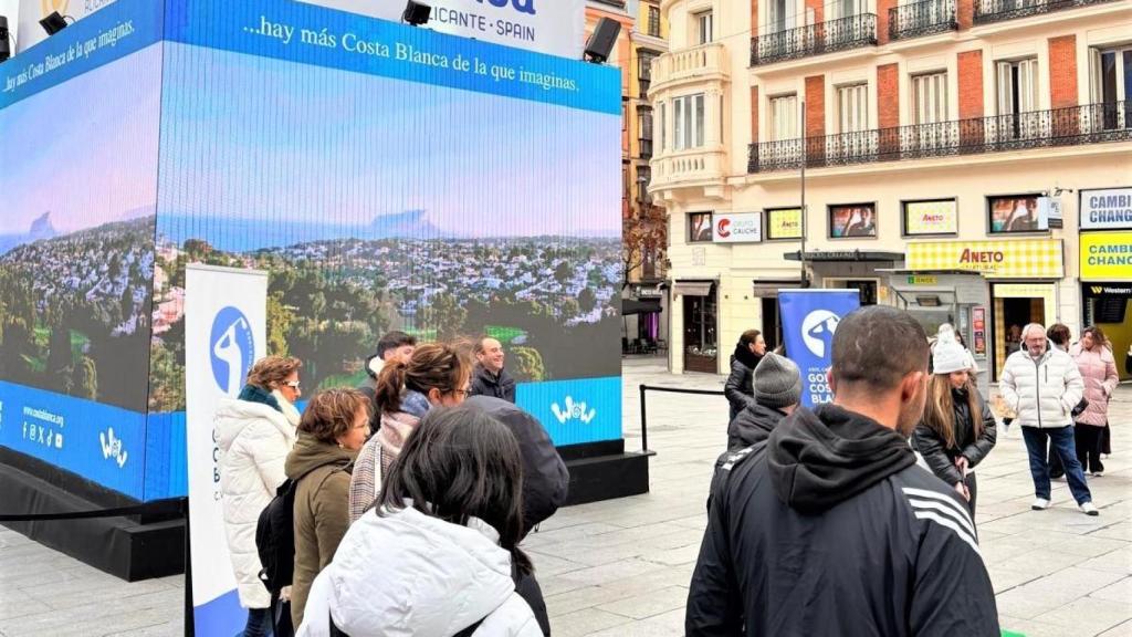 Un cubo con imágenes de los campos de golf de la Comunitat Valenciana en Callao.