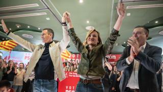 Pedro Sánchez, Pilar Alegría y Fernando Sabés, en el mitin de Huesca