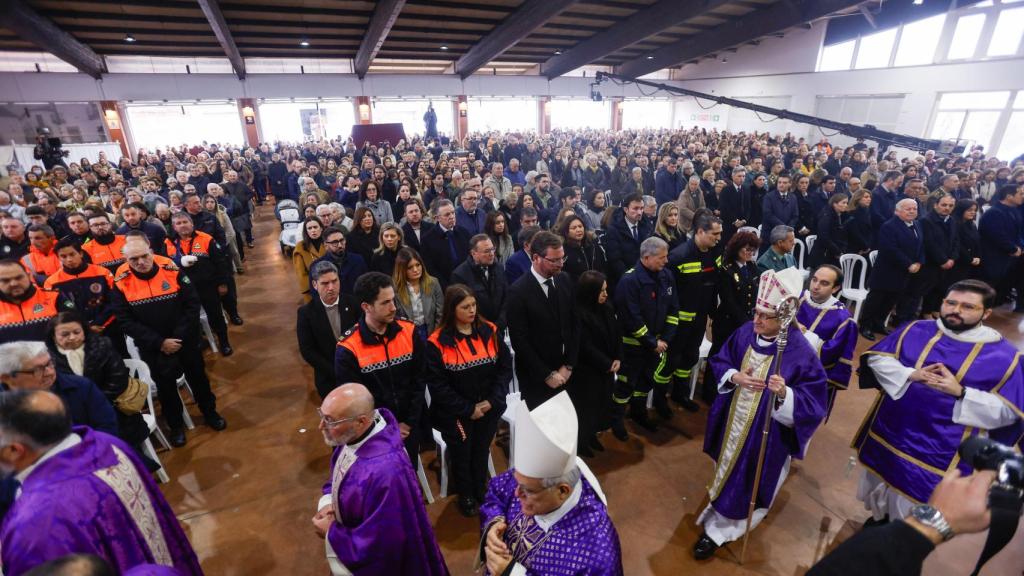 Asistentes a la misa funeral.