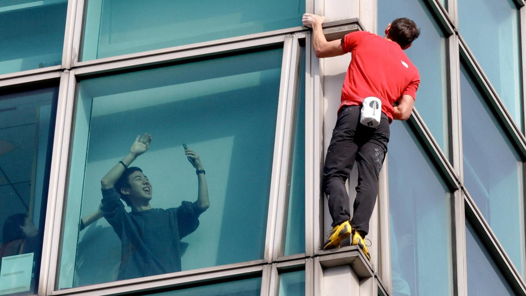 El escalador estadounidense Alex Honnold, durante su subida al Taipei 101 en Taiwán.