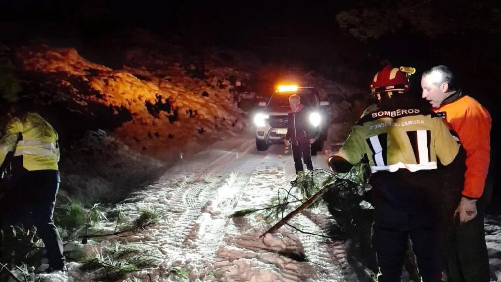 La carretera de acceso a Santa Cruz de los Cuérragos.