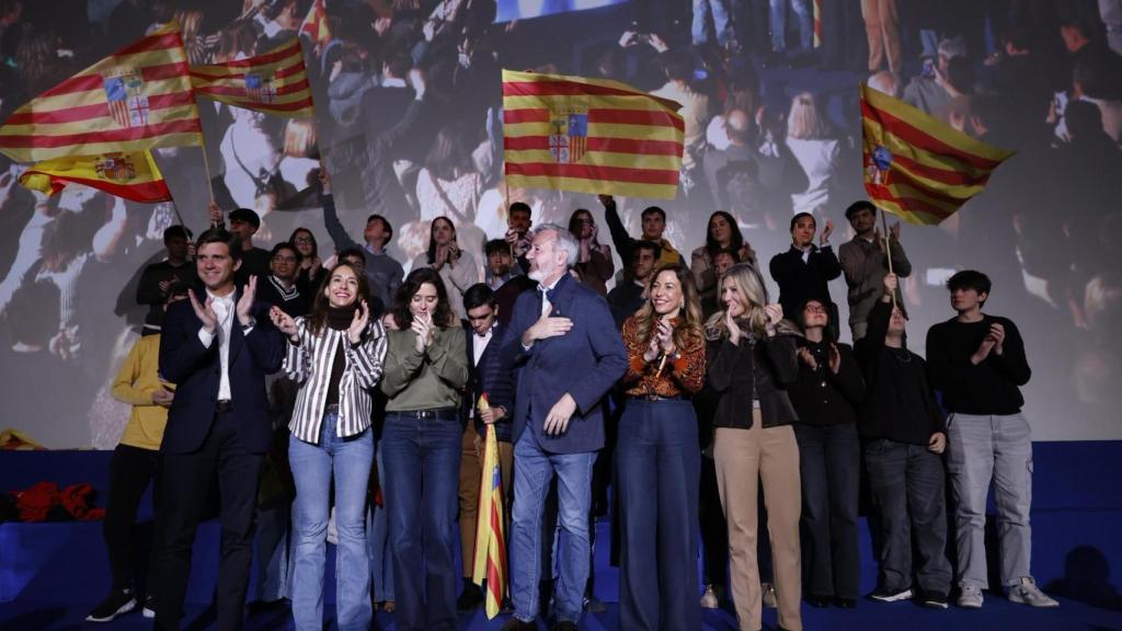 Jorge Azcón arropado de Isabel Díaz Ayuso, Ramón Celma, Mar Vaquero, Natalia Chueca y María Navarro este domingo