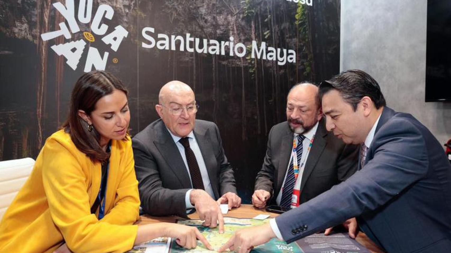 El alcalde de Valladolid, Jesús Julio Carnero, y la concejala de Turismo, Eventos y Marca Ciudad, Blanca Jiménez, mantienen un encuentro en Fitur con representantes de la Secretaría de Fomento Turístico del Gobierno del estado de Yucatán.