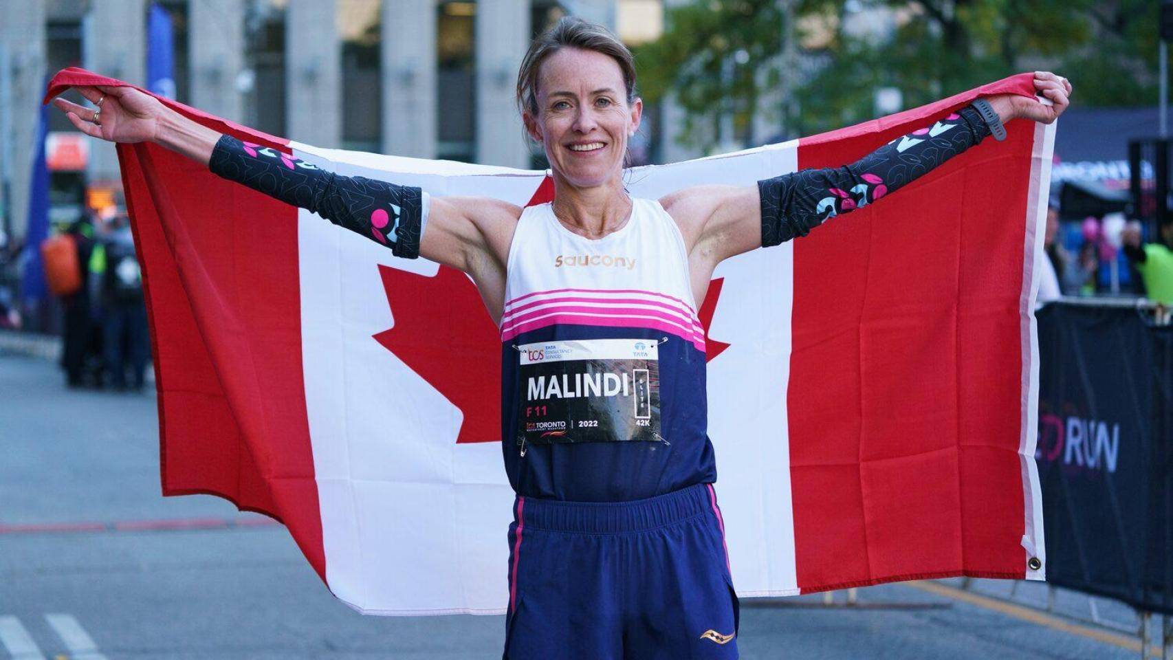 Malindi Elmore posa con la bandera de Canadá tras una carrera.