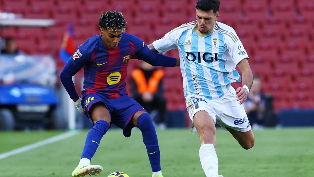 Lamine Yamal trata de superar a Javi López.