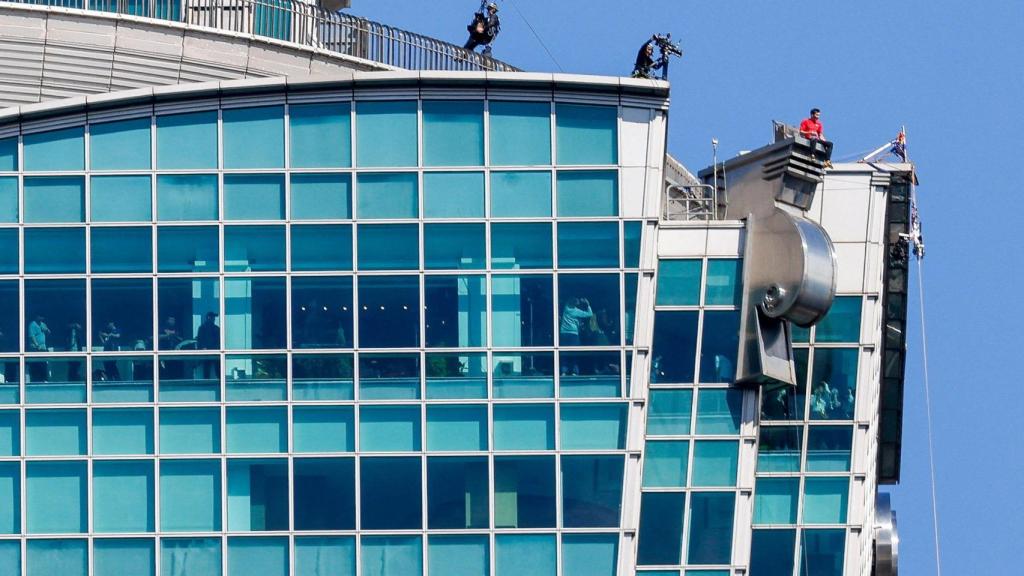 El escalador Alex Honnold se toma un descanso en su ascenso al rascacielos taiwanés Taipei 101.
