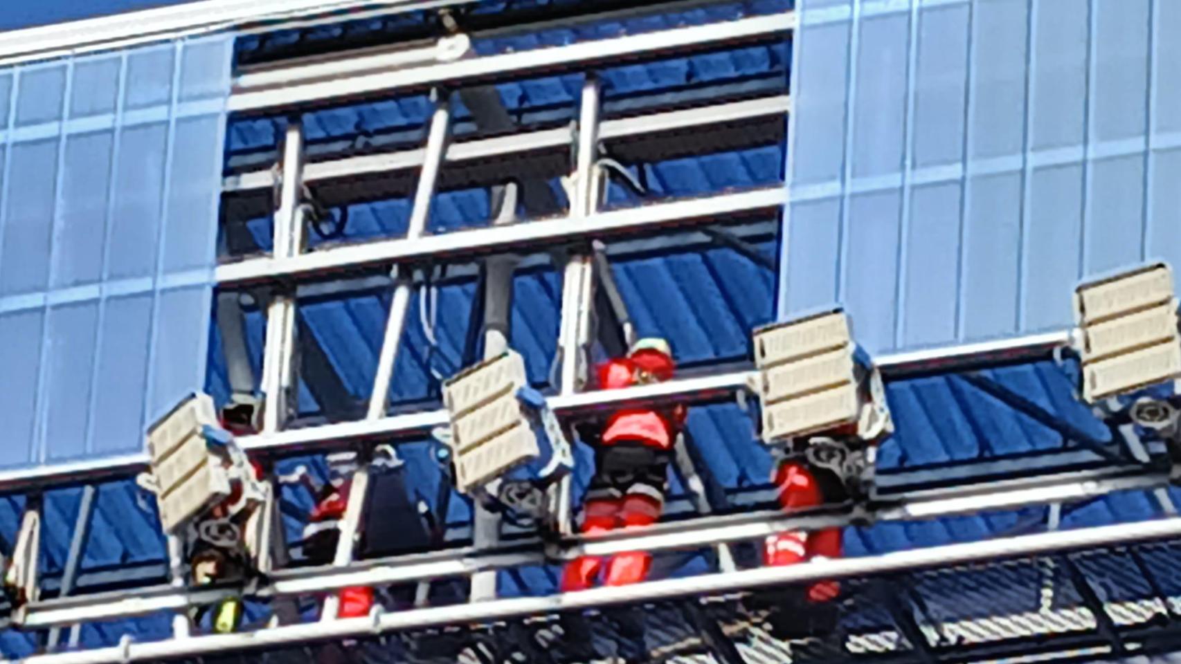 Imagen de los bomberos actuando en el estadio.