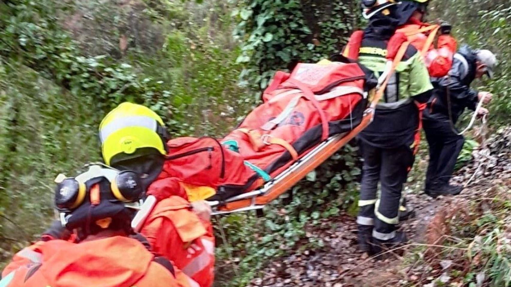 Momento del rescate de la senderista.
